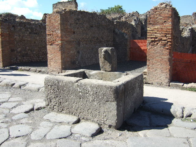 Fountain outside VII.14.13 and VII.14.14 on Via dell’Abbondanza. December 2005. Looking north-east.