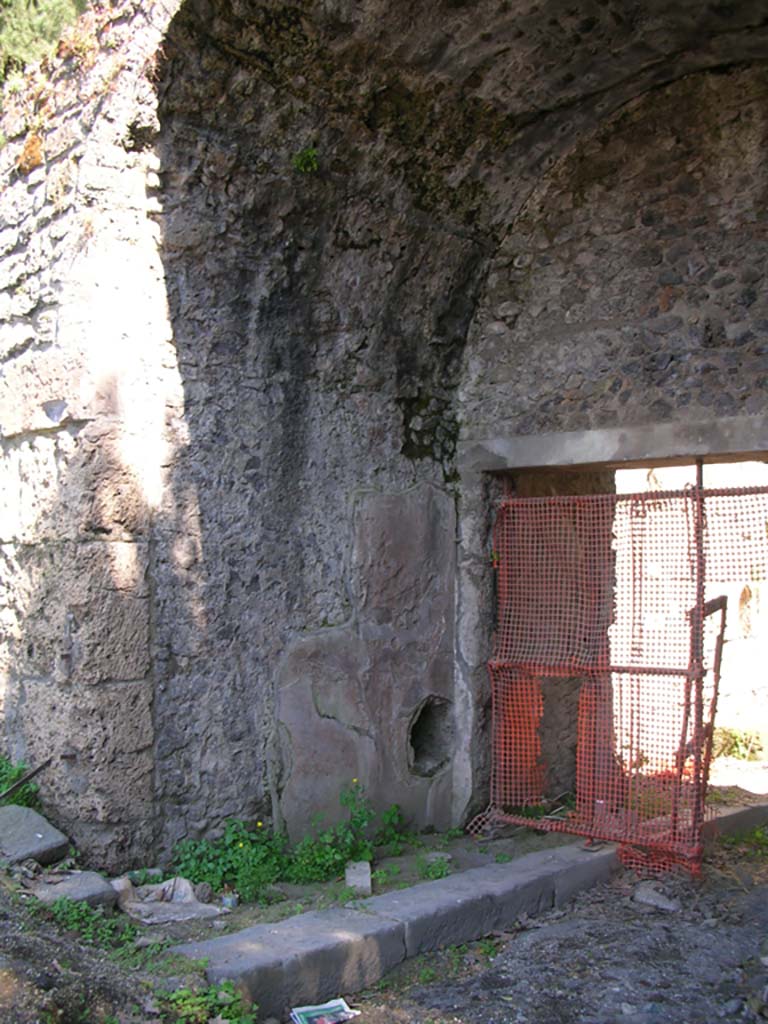 Porta Stabia, Pompeii. May 2010. Looking towards east side of gate, at north end. Photo courtesy of Ivo van der Graaff.