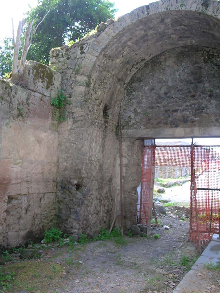 Porta Stabia, Pompeii. May 2010. West side of gate, at north end. Photo courtesy of Ivo van der Graaff.