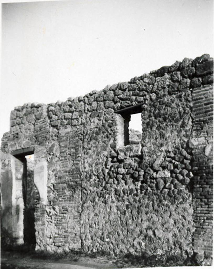 I.3.21 Pompeii. 1935 photograph taken by Tatiana Warscher. Looking south towards faade between I.2.20 (on right), and doorway at I.2.21 (on left).
See Warscher, T, 1935: Codex Topographicus Pompejanus, Regio I, 3: (no.36), Rome, DAIR, whose copyright it remains.  
