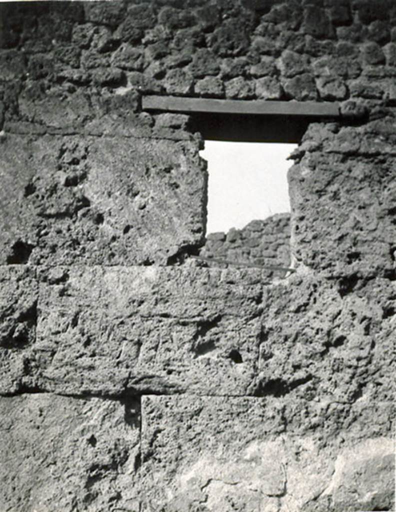 I.3.25 Pompeii. 1935 photograph taken by Tatiana Warscher. Faade of I.3.25 showing window.
See Warscher, T, 1935: Codex Topographicus Pompejanus, Regio I, 3: (no.59), Rome, DAIR, whose copyright it remains.  
