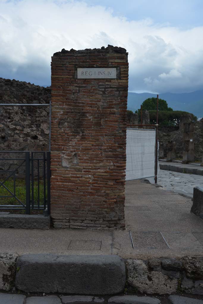 Corner pilaster on west end of I.4.16 on Via dellAbbondanza, with Via Stabiana, on right. 
May 2019. Looking south. 
Foto Tobias Busen, ERC Grant 681269 DCOR.
