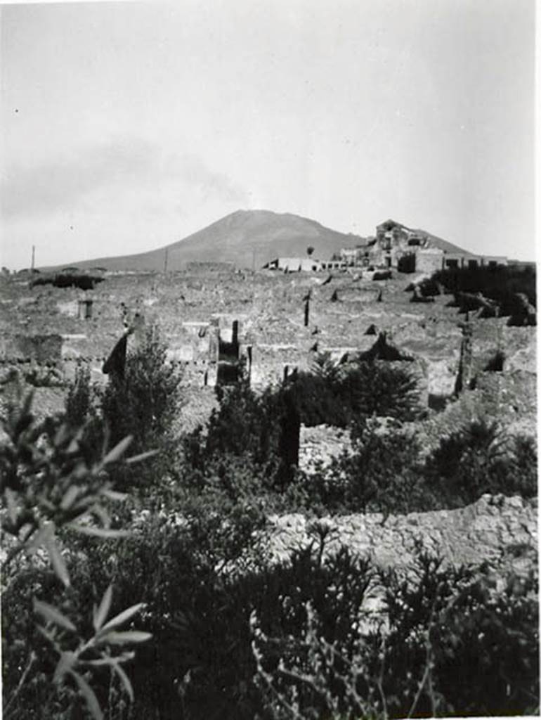 10502-warscher-codex-139-640.jpg
I.5.2 Pompeii. 1936, taken by Tatiana Warscher. Looking north. Warscher described this photo as The photo was taken from the south wall of the city. In the central zone, the spacious garden m can be seen. The spacious m is now filled with trees. Perhaps in the ancient city it was a garden where the plants that were necessary for the occupation were grown. See Warscher T., 1936. Codex Topographicus Pompeianus: Regio I.1, I.5. Rome: DAIR, whose copyright it remains (no.34)
