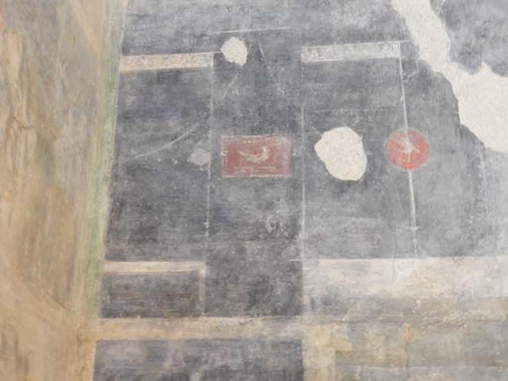 I.6.11 Pompeii. May 2015. Cubiculum 1, east wall, with epistyles adorned with lotus flowers, supported by thyrses and interrupted by a red medallion with a swan. 
Photo courtesy of Buzz Ferebee. See Carratelli, G. P., 1990-2003. Pompei: Pitture e Mosaici: Vol. I.  Roma: Istituto della enciclopedia italiana, p. 383.
