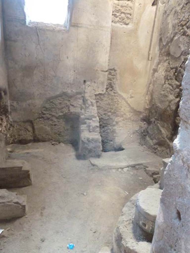.6.15 Pompeii. September 2015. Room 1, kitchen, latrine, and room with stairs. Looking south.

