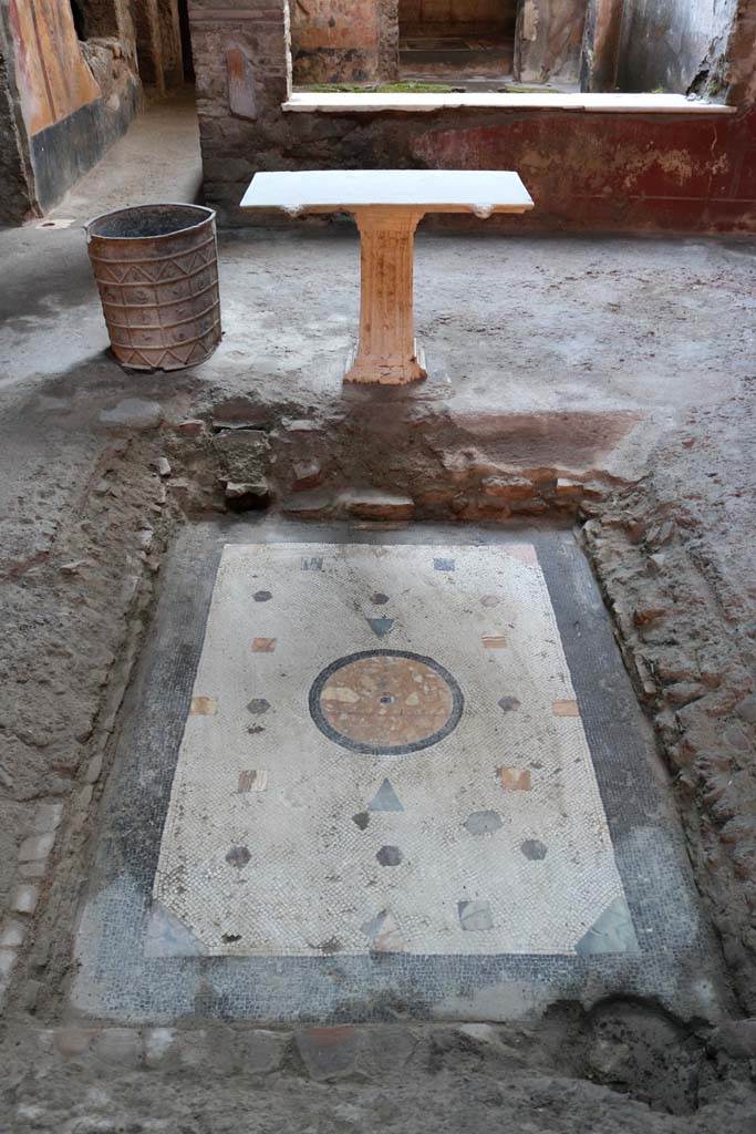 I.7.3 Pompeii. December 2018. 
Looking south across impluvium in atrium. Photo courtesy of Aude Durand.
The base was formed by triangular and hexagonal pieces of coloured marble inserted symmetrically.
The cocciopesto border belonged to the first phase of construction of the house.
In the centre, a marble circular cover closed the cistern below. 

