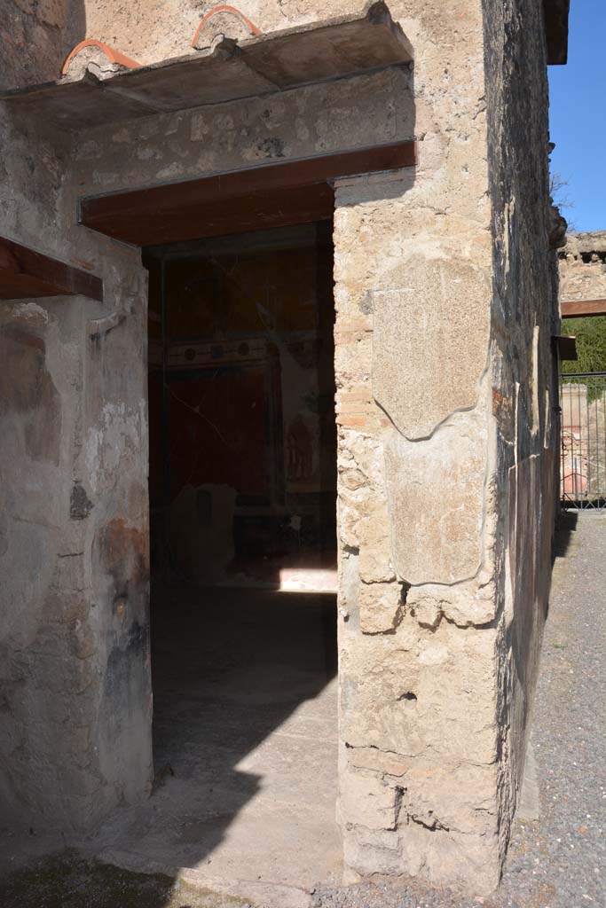 I.7.7 Pompeii. October 2019. 
Doorway into triclinium on north side of atrium, with entrance corridor, on right.
Foto Annette Haug, ERC Grant 681269 DCOR.
