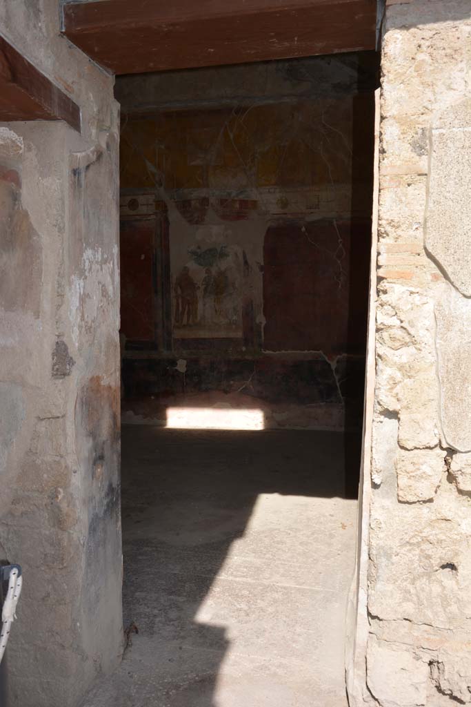 I.7.7 Pompeii. October 2019. Looking north through doorway of triclinium.
Foto Annette Haug, ERC Grant 681269 DCOR.

