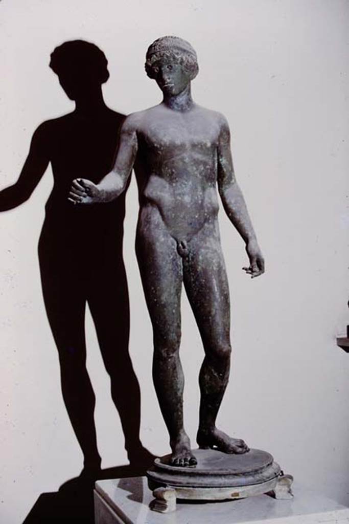 I.7.11 Pompeii, 1978. Bronze statue of the Ephebo. Photo by Stanley A. Jashemski.   
Source: The Wilhelmina and Stanley A. Jashemski archive in the University of Maryland Library, Special Collections (See collection page) and made available under the Creative Commons Attribution-Non Commercial License v.4. See Licence and use details. J78f0429
