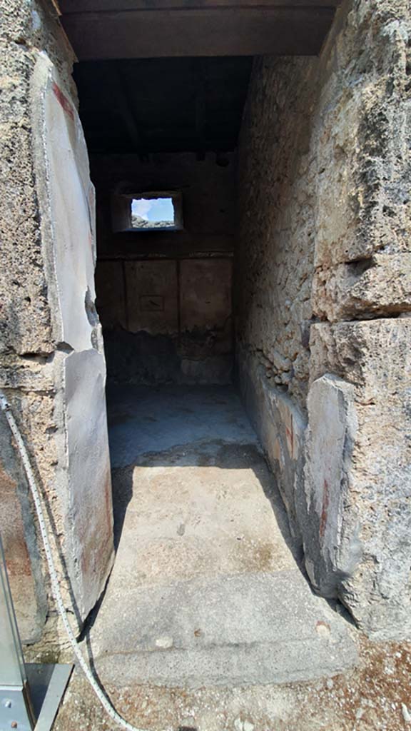 I.8.8 Pompeii. July 2021. Looking east through doorway into cubiculum, room 4.
Foto Annette Haug, ERC Grant 681269 DÉCOR.
