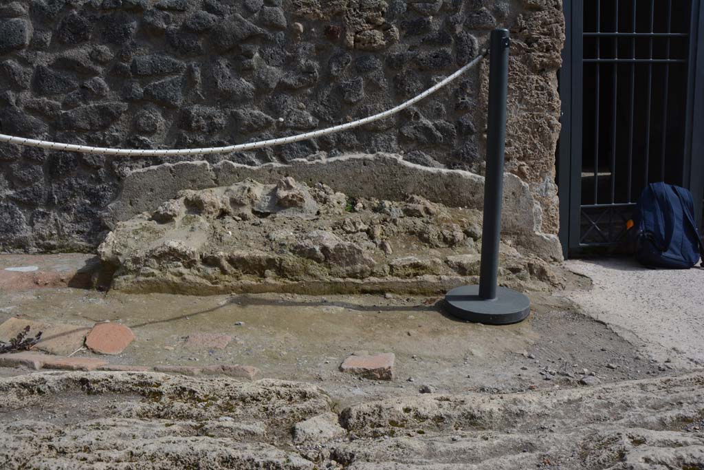 I.8.17 Pompeii. March 2019. Looking east to detail of bench outside of doorway in vicolo.
Foto Annette Haug, ERC Grant 681269 DCOR.
