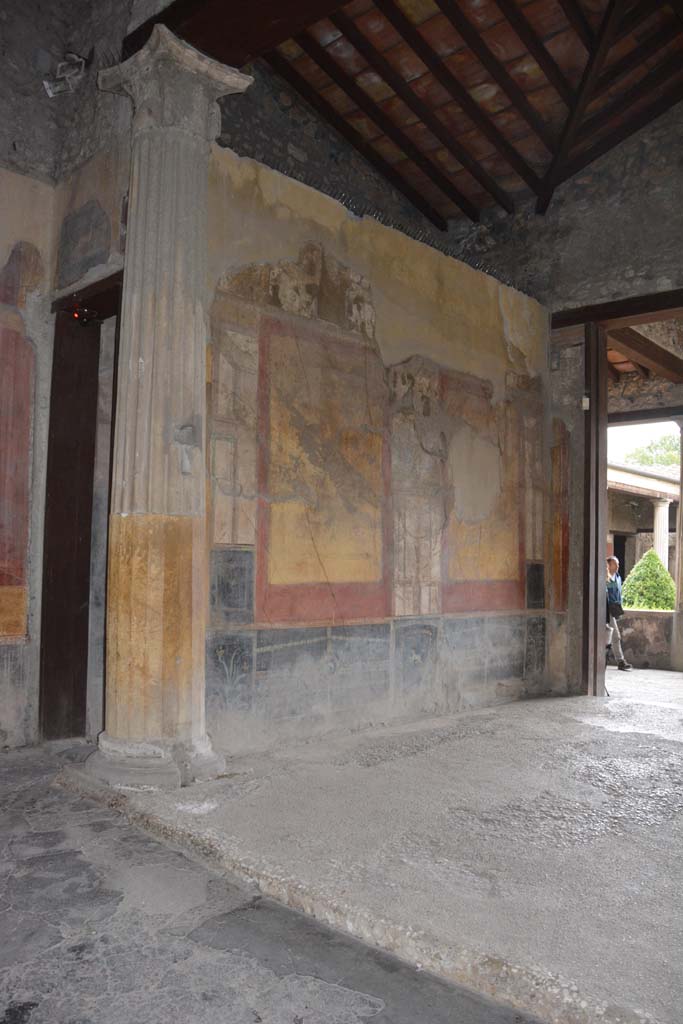 I.10.4 Pompeii. October 2017. 
Room 8, looking towards east wall of tablinum from atrium, with corridor 9, on left.
Foto Annette Haug, ERC Grant 681269 DCOR.


