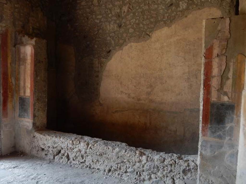 I.10.4 Pompeii. May 2015. Room 8, tablinum, west wall with window. Photo courtesy of Buzz Ferebee.
