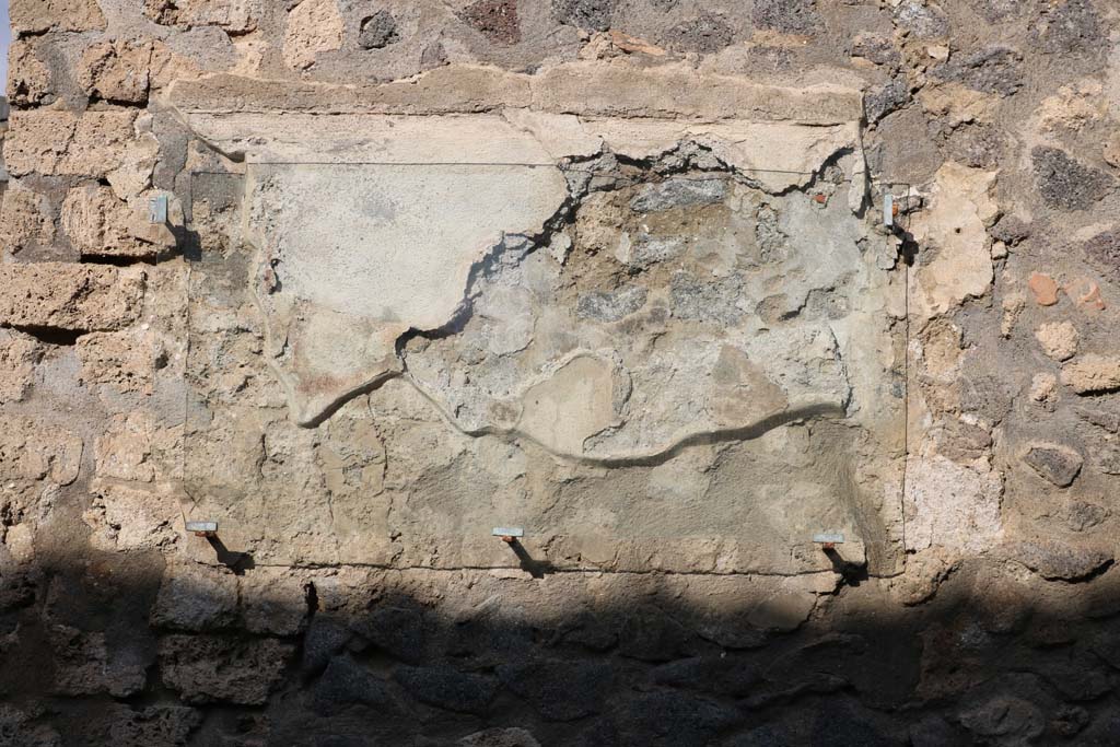 I.11.11 Pompeii. December 2018. 
Site of remaining graffiti on exterior wall on south side of insula near 1.11.11 and 1.11.10. Photo courtesy of Aude Durand.

