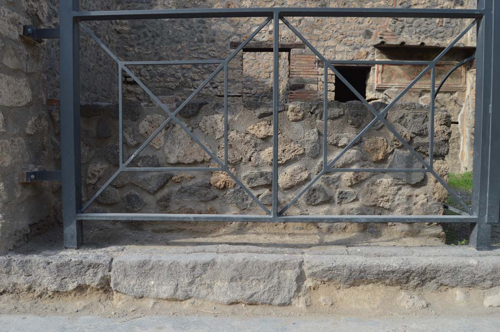 I.11.11 Pompeii. October 2017. Looking north to front façade of counter.
Foto Taylor Lauritsen, ERC Grant 681269 DÉCOR.
