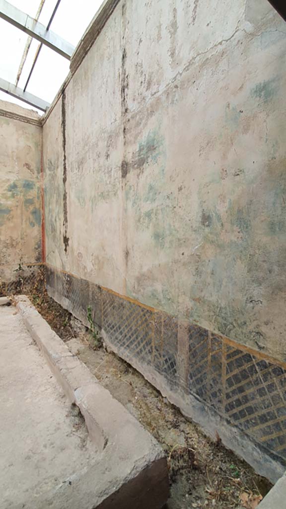 .11.16 Pompeii. July 2021. 
Room 6, looking north along east wall with painted garden scene.
Foto Annette Haug, ERC Grant 681269 DÉCOR.
