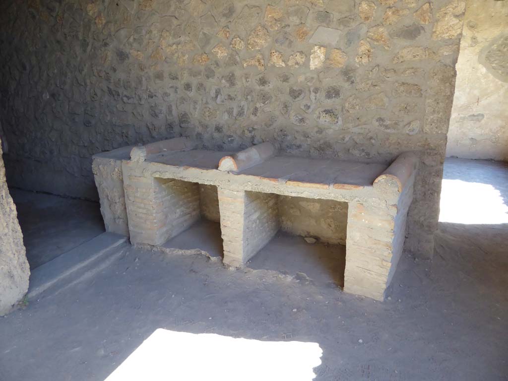 I.15.3 Pompeii. September 2015. Bench or hearth at east end of north side of portico 10.
Foto Annette Haug, ERC Grant 681269 DCOR.

