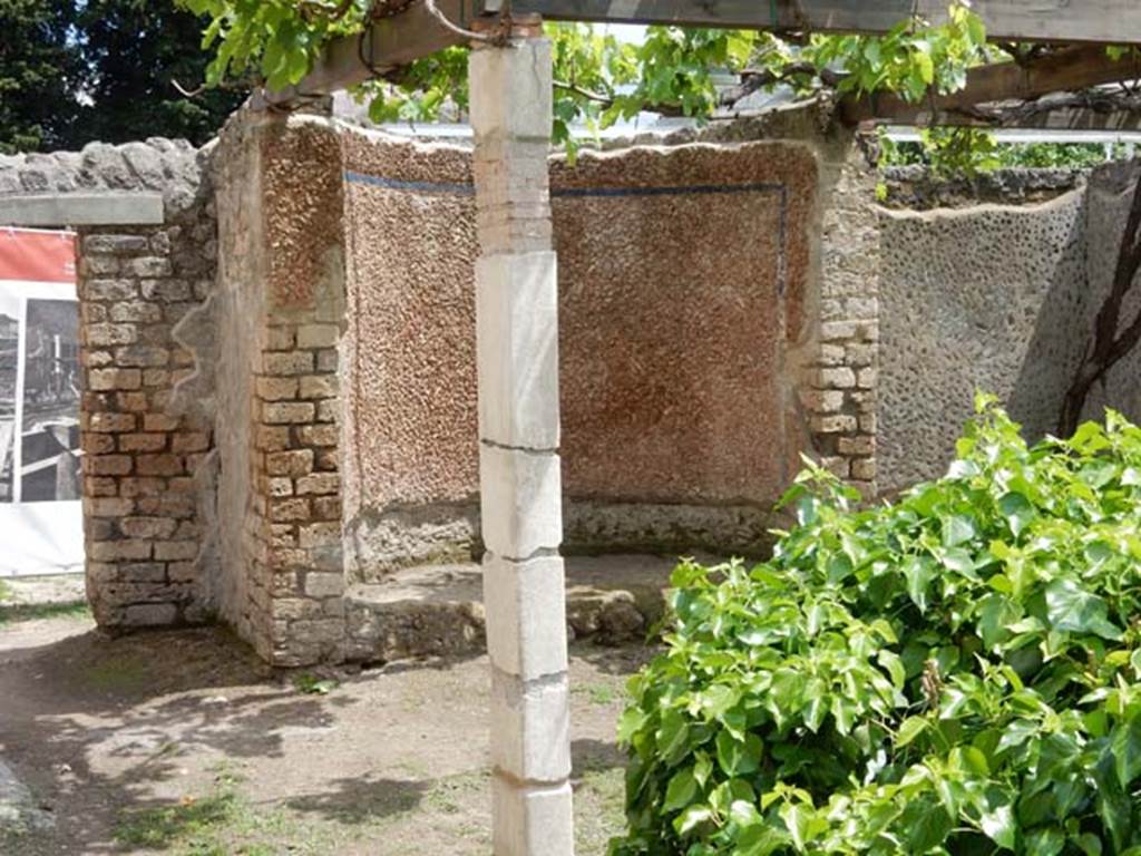 II.4.6 Pompeii. May 2016. Detail of garden niches. Photo courtesy of Buzz Ferebee.