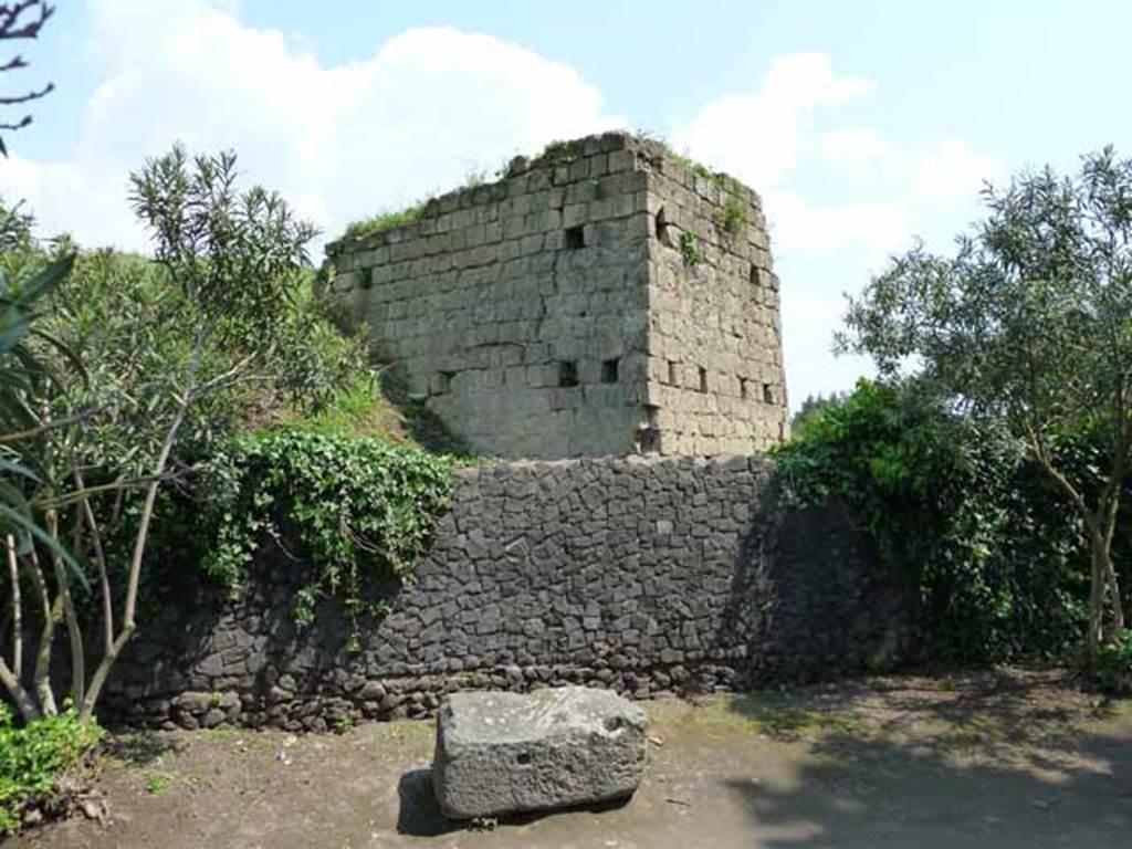 II.5.1 Pompeii. May 2010. Structure on west side, near Vicolo dellAnfiteatro.