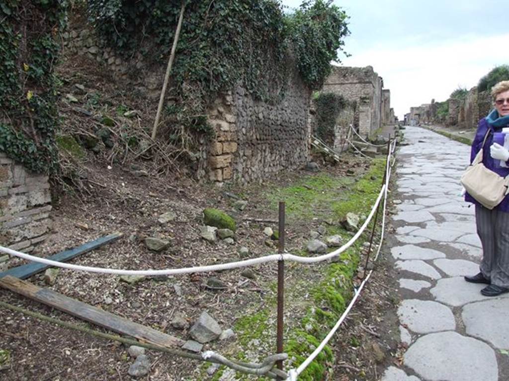 II.5.2 and II.5.1 Pompeii. December 2006. 
Looking west along footpath from II.5.2, towards site of 4 columns in footpath that probably supported a balcony overhanging Via dell Abbondanza. 
