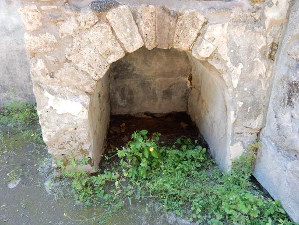 II.9.5 Pompeii, May 2018. Peristyle 6, detail of arched lower area of lararium. Photo courtesy of Buzz Ferebee.