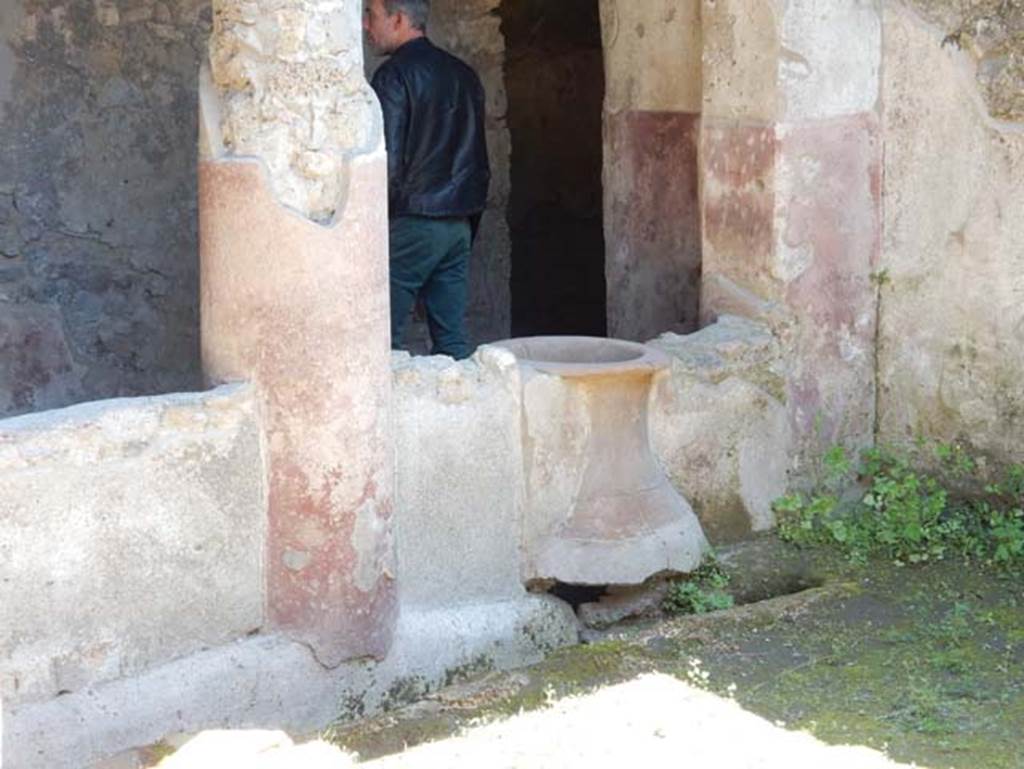 II.9.5 Pompeii, May 2018. Peristyle 6, detail of north side of cistern mouth near south portico. Photo courtesy of Buzz Ferebee.