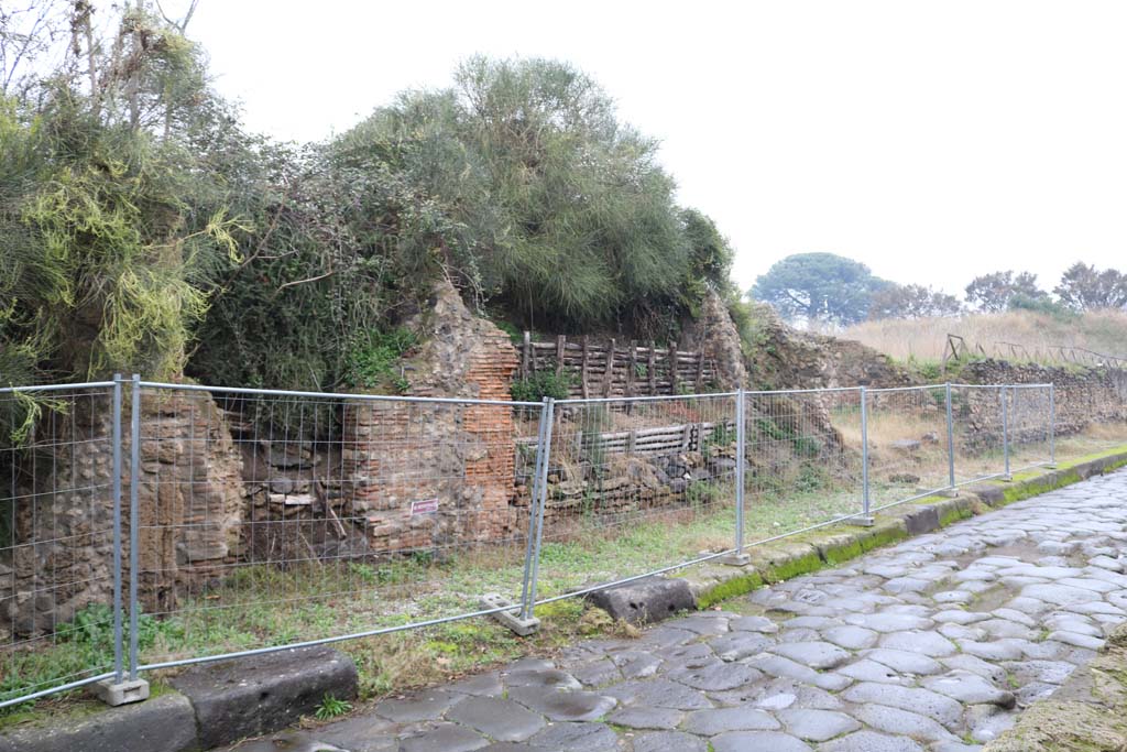 III.7.4 Pompeii, on left, December 2018. 
Looking east along insula III.7 on north side of Via dell’Abbondanza. Photo courtesy of Aude Durand.

