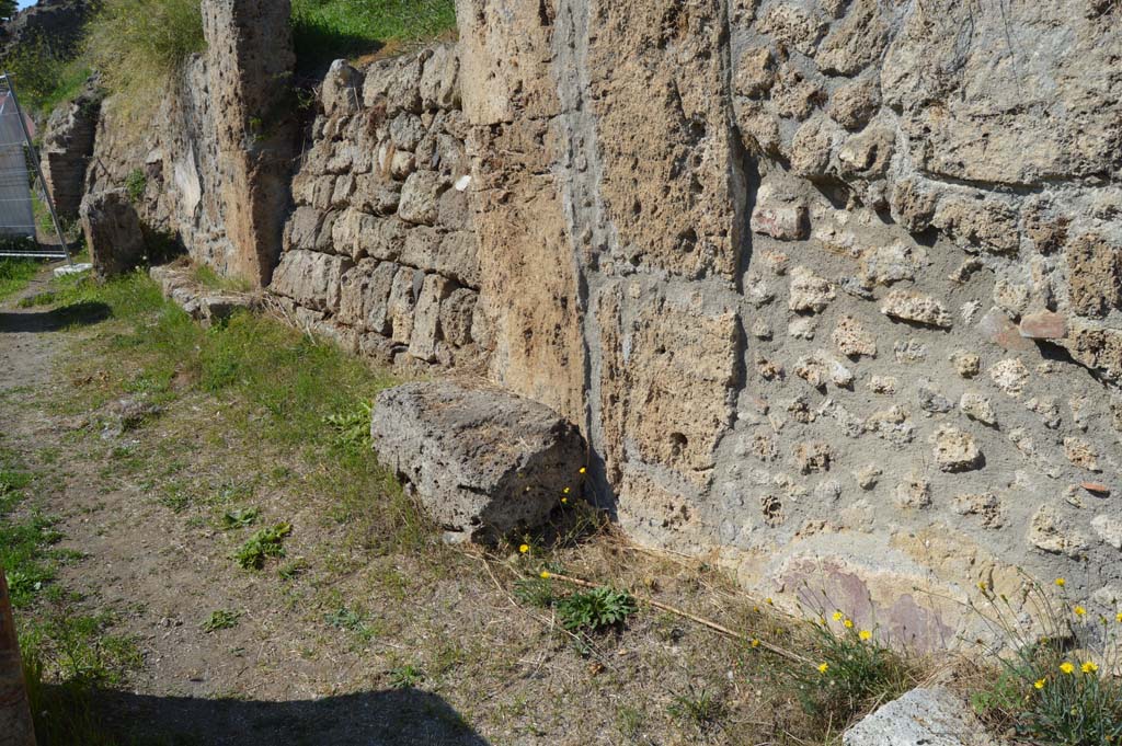 IV.2.a, Pompeii. October 2017. East end of front faade, with entrance doorway, centre left.
Foto Taylor Lauritsen, ERC Grant 681269 DCOR.
