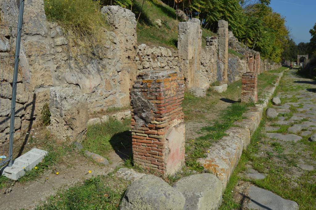 IV.2.a, Pompeii. October 2017. Looking east along front faade of pilastered portico on Via di Nola.
Foto Taylor Lauritsen, ERC Grant 681269 DCOR.

