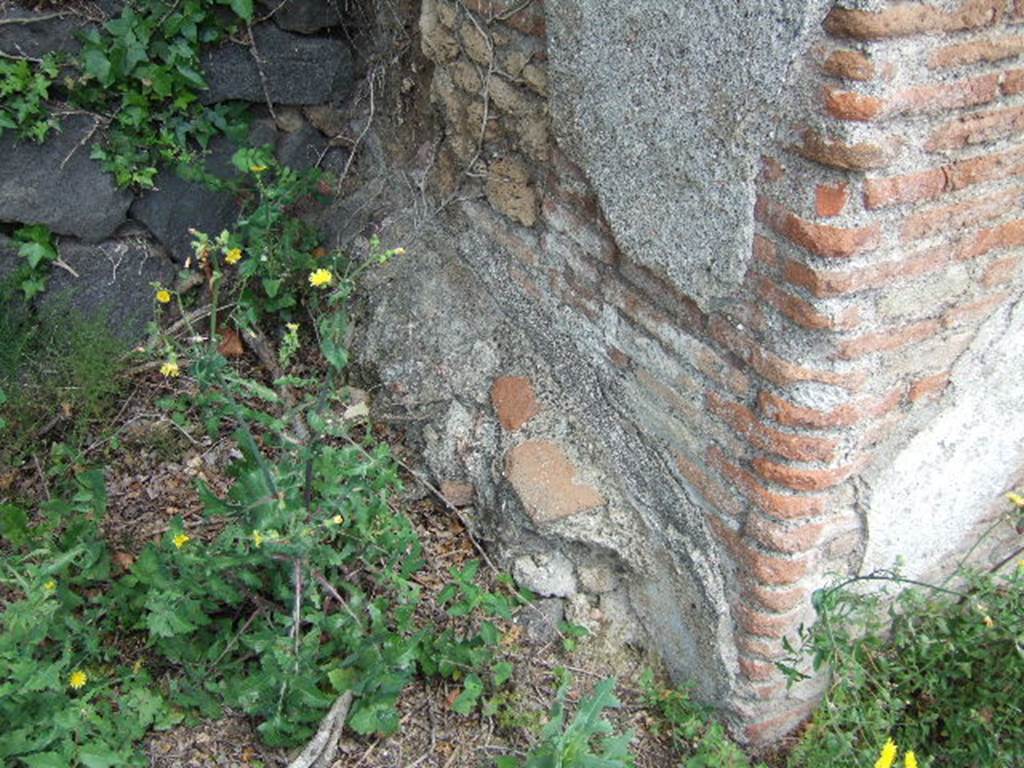 IV.5.a, Pompeii.  May 2006. Remains of painted plaster of possible street shrine. See Eschebach, L., 1993. Gebudeverzeichnis und Stadtplan der antiken Stadt Pompeji. Kln: Bhlau. (p. 120).