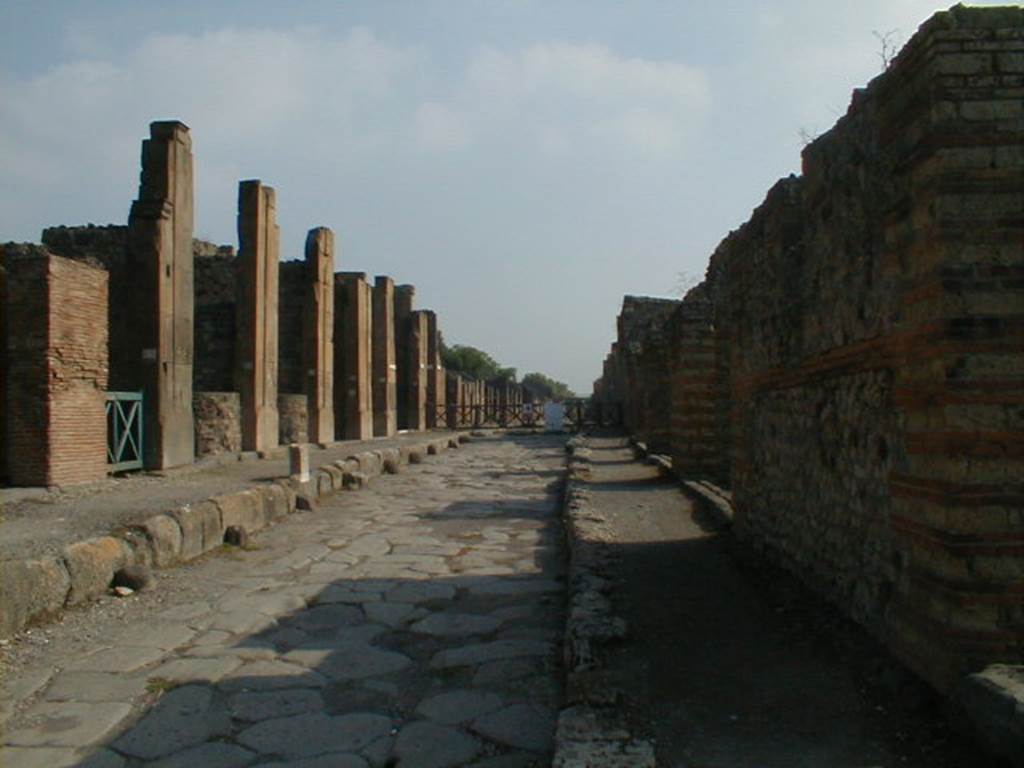      V.1.3 Pompeii. Via di Nola from Via Stabiana, looking east.           IX.4    