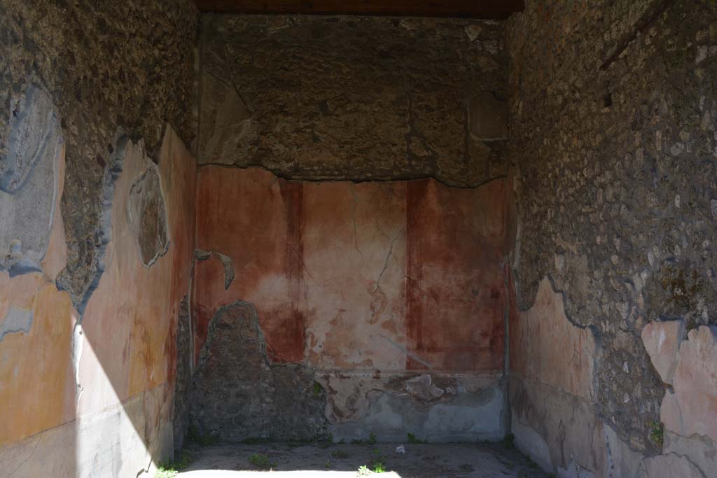 V.1.18 Pompeii. October 2019. Oecus p, looking towards north wall in large room on north side of peristyle.
Foto Annette Haug, ERC Grant 681269 DCOR.

