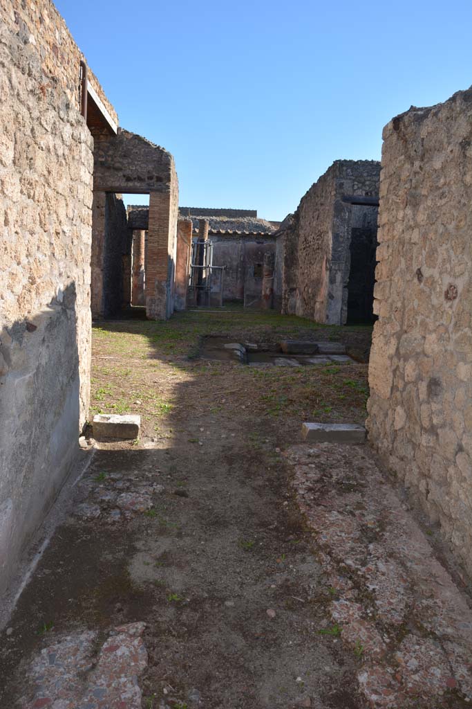 V.1.18 Pompeii. October 2019. Entrance corridor “a”, looking east from entrance doorway.
Foto Annette Haug, ERC Grant 681269 DÉCOR.
