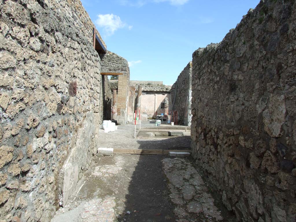 V.1.18 Pompeii. March 2009. Entrance corridor “a”.  