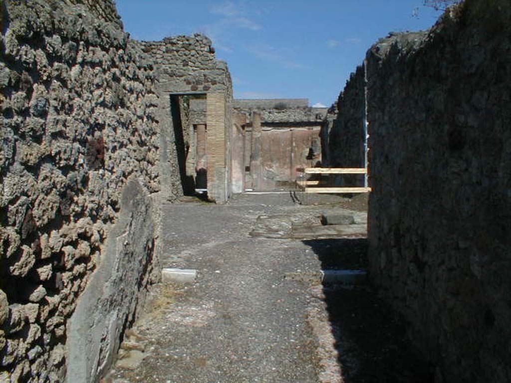 V.1.18 Pompeii. September 2004. Entrance corridor “a”, looking east to atrium “b”.  