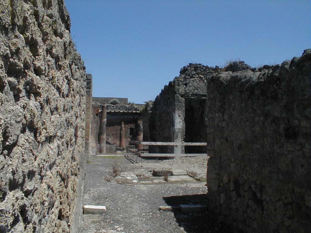 V.1.18 Pompeii. May 2005. Looking across atrium “b” and impluvium from entrance corridor “a”.  