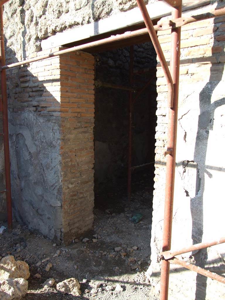 V.1.18 Pompeii. December 2007. Doorway to small room “c” on north side of atrium.