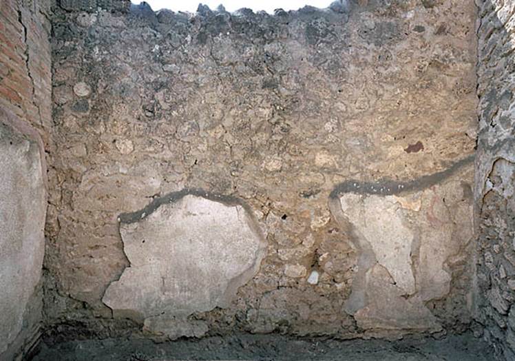 V.1.18 Pompeii. c.2005-2008.  Room “c”.
West wall before restoration. Photo by Hans Thorwid.
Photo courtesy of The Swedish Pompeii Project.
