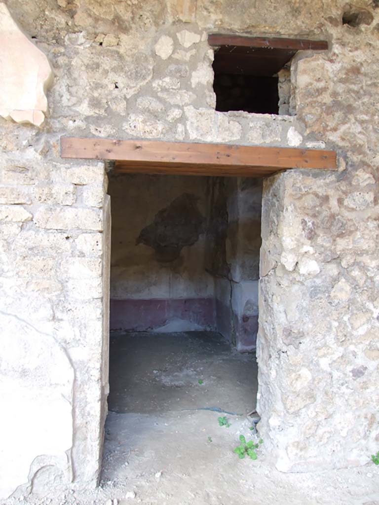 V.1.26 Pompeii. March 2009. Room “p”, doorway to room on east side of triclinium.
