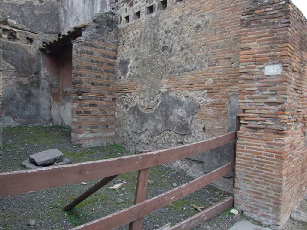 V.1.31 Pompeii.  Shop with dwelling.   December 2007.  South wall of shop.