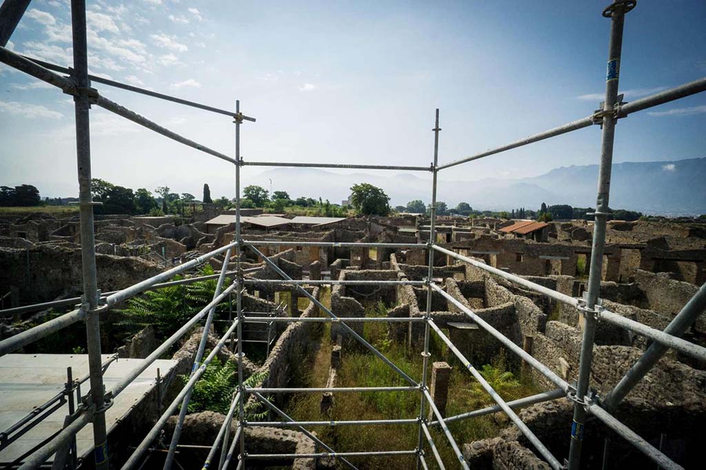 V.2.15 Pompeii. 2018. Looking south across house from the rear of the house above tablinum room 8.
Photograph  Parco Archeologico di Pompei.
