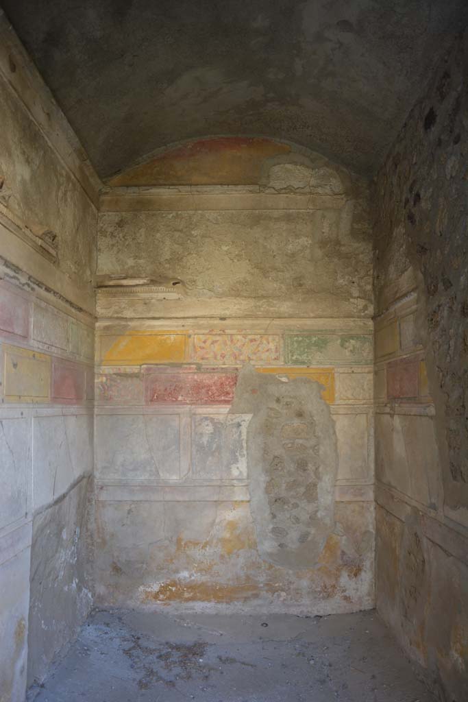 V.2.h Pompeii. October 2019. 
Room g in south-east corner of the atrium, looking south from doorway.
Foto Annette Haug, ERC Grant 681269 DCOR.
According to NdS, the cubiculum had a threshold of travertine, good flooring of signinum but in large part destroyed, walls decorated in the First Style, and with a vaulted ceiling.
In the east wall, the recess for the bed could be seen.
The front doorway to the room, when it was closed, could be strengthened by a transversal small beam, for which you could see the holes in the doorjambs.
See Notizie degli Scavi di Antichit, 1896, (p.422) where it is referred to as room d.
See Mau in Bullettino dellInstituto di Corrispondenza Archeologica (DAIR), VIII, 1893, (p.14-27)
