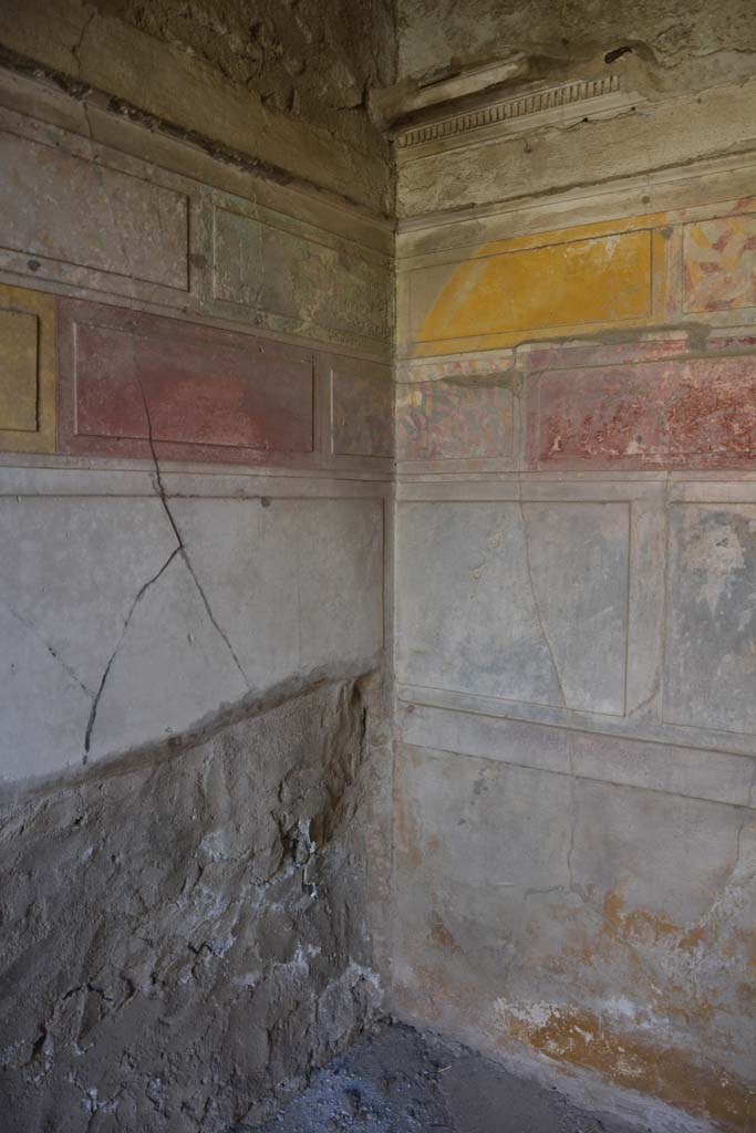 V.2.h Pompeii. October 2019. Cubiculum g, south-east corner with bed recess in east wall.
Foto Annette Haug, ERC Grant 681269 DCOR
