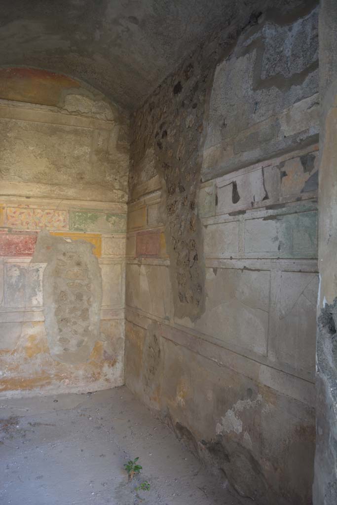 V.2.h Pompeii. October 2019. 
Cubiculum g, looking south along west wall towards south-west corner.
Foto Annette Haug, ERC Grant 681269 DCOR.

