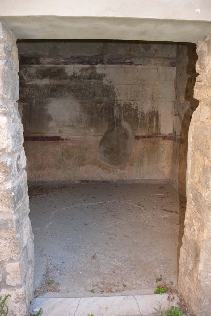 V.2.h Pompeii. October 2019. Room i, looking east across doorway threshold and flooring.
Foto Annette Haug, ERC Grant 681269 DCOR.
