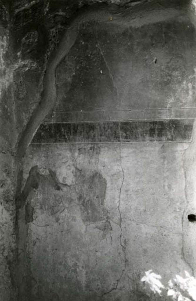 V.2.h Pompeii. 1968. Room i, entrance W wall, left of door.  
Photo courtesy of Anne Laidlaw.
American Academy in Rome, Photographic Archive. Laidlaw collection _P_68_7_10.
