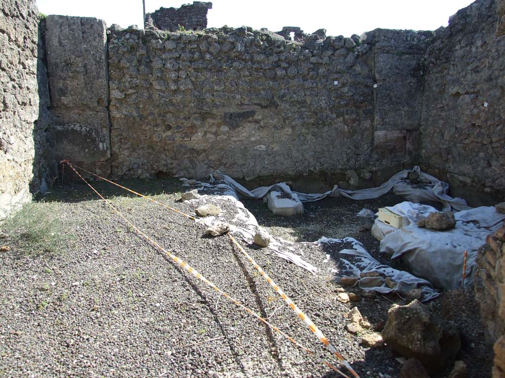 V.3.8 Pompeii. March 2009. South wall of large room behind oven. 