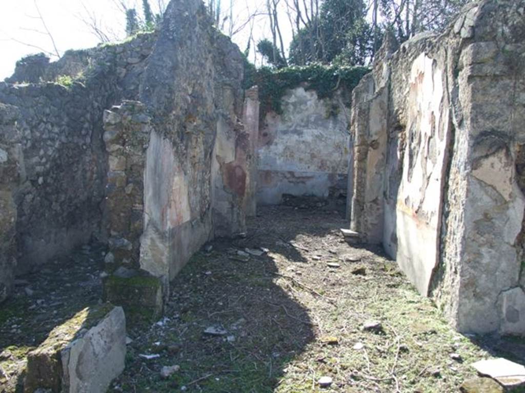 V.3.10 Pompeii.  March 2009. Tablinum. Looking west through to small room with rectangular niche.