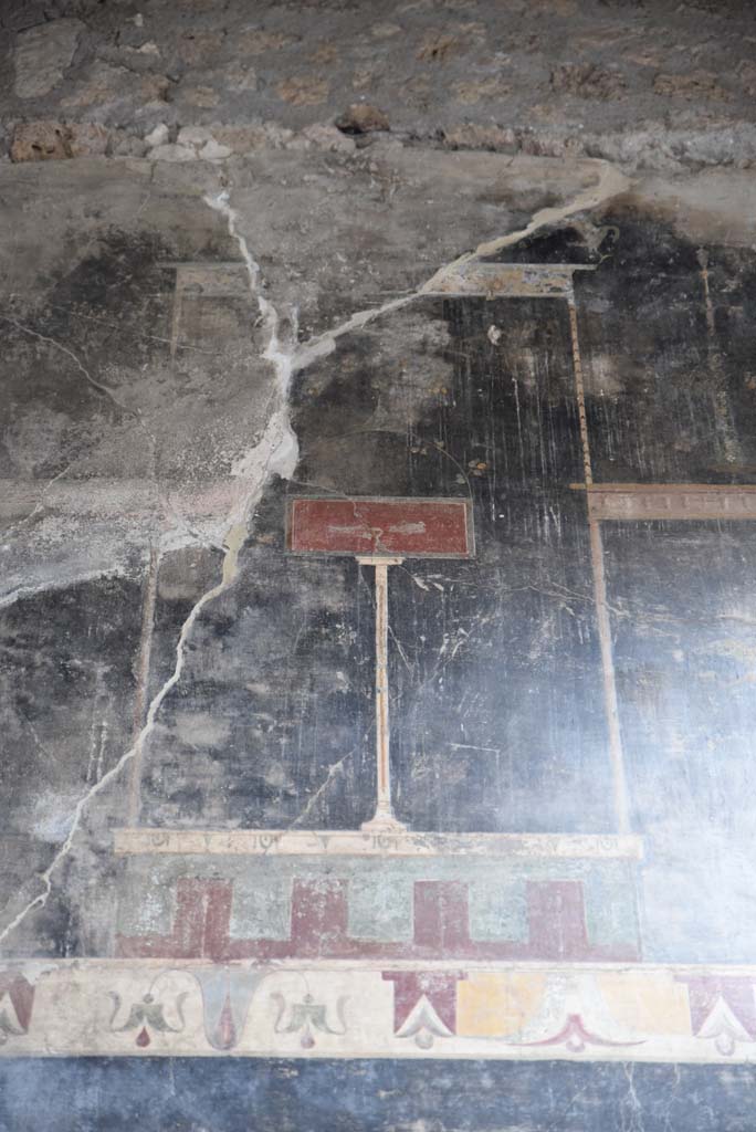 V.4.a Pompeii. March 2018. Room ‘b’, detail from upper north wall in north-west corner.  
Foto Annette Haug, ERC Grant 681269 DÉCOR.
