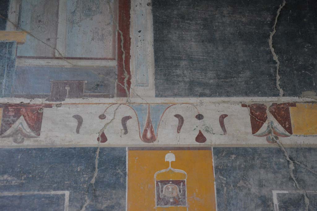 V.4.a Pompeii. March 2018. 
Room ‘b’, detail from top of yellow painted panel separating third and fourth panels on north wall. 
Foto Annette Haug, ERC Grant 681269 DÉCOR.
